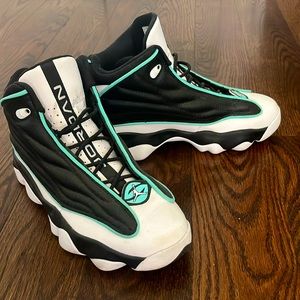 Women’s Jordan’s size 6Y.